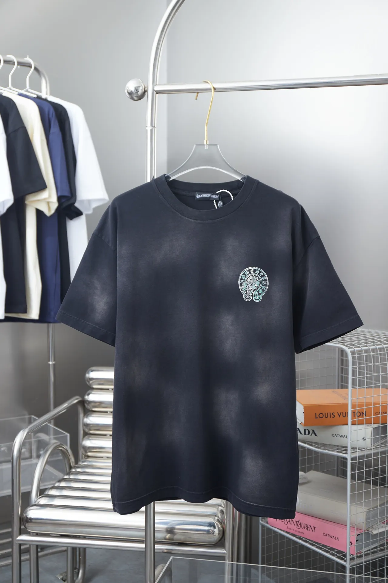 🅿️230 Chrome Hearte 25SS early spring new style, canvas Chrome Hearte hot diamond short sleeves, light luxury, a must-have item for daily commuting for men and women, correct version, welcome to compare, detailed features · 280g 100% pure cotton double yarn jersey fabric · Special thickened 32 pieces of double-strand 1X1 thread in the same vat custom dyeing · Imported Australian matte pearlescent diamond ➕ canvas patch. Ready-made garments are dyed. Then do the faded fried snowflake process, then wash it to make it look old. Common washing improves the effect · Double-needle stitching and cross-stitch process · Original main mark, washed tag, branded moisture-proof paper packaging Color: black/blue/grey Size: S/M/L/XL